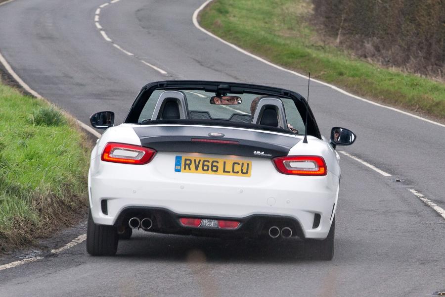  Abarth 124 Spider (348) 2016 года  (UK) (фото 6 из 24)